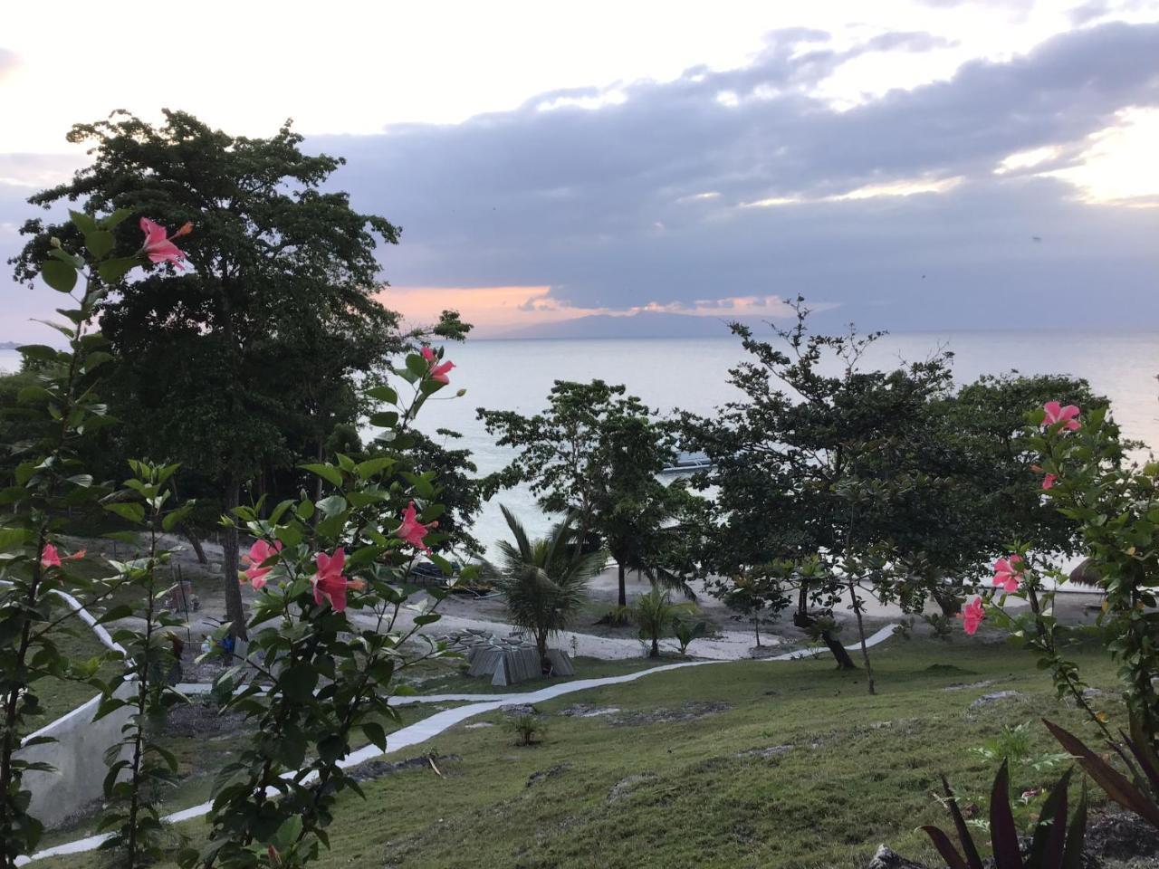Cuestas Beach Resort And Restaurant Badian Eksteriør bilde